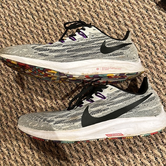 Men’s Nike Sneakers - Picture 2 of 4